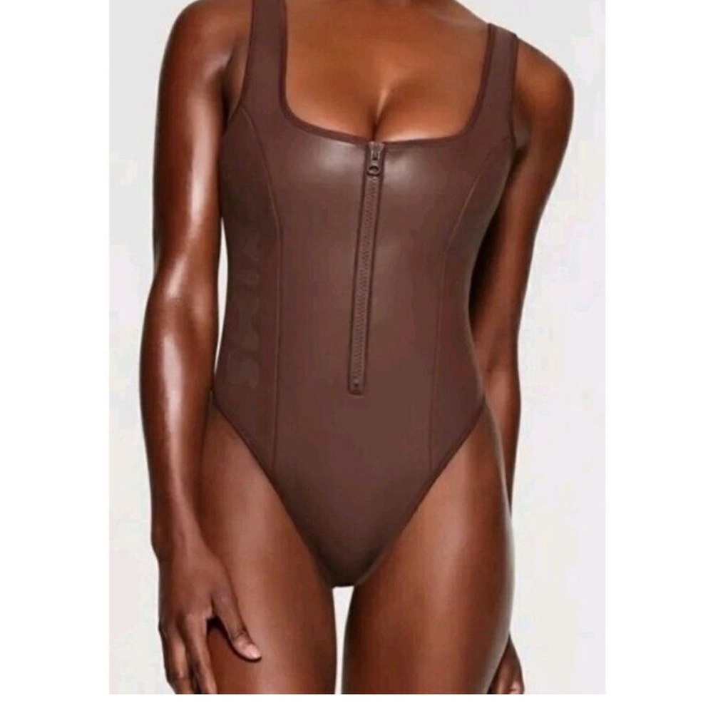 SKIMS RUBBERIZED SCUBA SWIM SCOOP NECK ONE PIECE in cocoa NWT - Picture 3 of 9